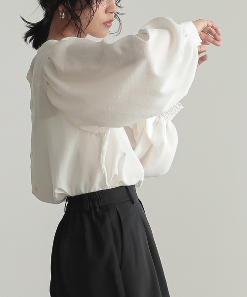 for/c(フォーシー)の「後ろボタンボリュームスリーブブラウス【サスティナブル】(シャツ/ブラウス・レディース・ブラック/オフホワイト・LL/L/M)」の3枚目の写真