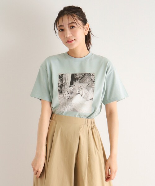 LAURA ASHLEY(ローラアシュレイ)の「【STORY掲載!/一部店舗限定カラーあり/大人気!日本製/Laura Ashley ヒストリーフォト】ガール フォトTシャツ(Tシャツ/カットソー・レディース・オフホワイト/グリーン系/ベビーピンク・38)」の2枚目の写真