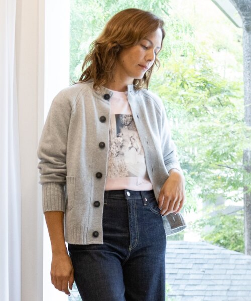 LAURA ASHLEY(ローラアシュレイ)の「【STORY掲載!/一部店舗限定カラーあり/大人気!日本製/Laura Ashley ヒストリーフォト】ガール フォトTシャツ(Tシャツ/カットソー・レディース・オフホワイト/グリーン系/ベビーピンク・38)」の3枚目の写真