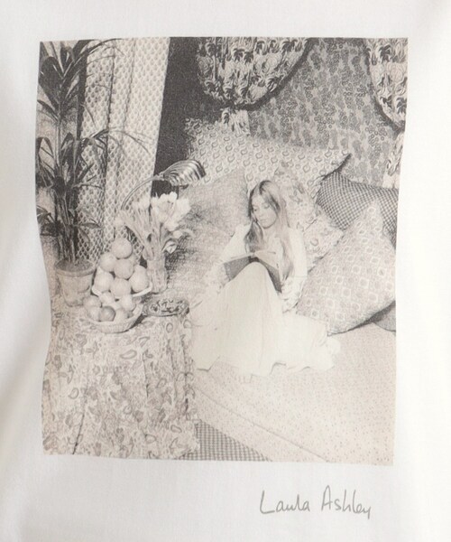 LAURA ASHLEY(ローラアシュレイ)の「【STORY掲載!/一部店舗限定カラーあり/大人気!日本製/Laura Ashley ヒストリーフォト】ガール フォトTシャツ(Tシャツ/カットソー・レディース・オフホワイト/グリーン系/ベビーピンク・38)」の7枚目の写真
