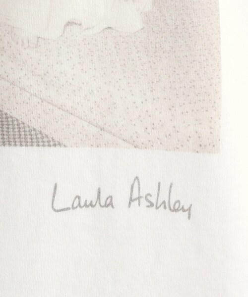 LAURA ASHLEY(ローラアシュレイ)の「【STORY掲載!/一部店舗限定カラーあり/大人気!日本製/Laura Ashley ヒストリーフォト】ガール フォトTシャツ(Tシャツ/カットソー・レディース・オフホワイト/グリーン系/ベビーピンク・38)」の9枚目の写真