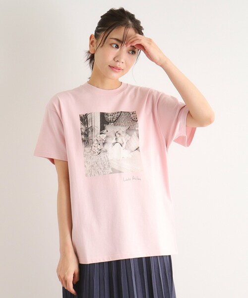 LAURA ASHLEY(ローラアシュレイ)の「【STORY掲載!/一部店舗限定カラーあり/大人気!日本製/Laura Ashley ヒストリーフォト】ガール フォトTシャツ(Tシャツ/カットソー・レディース・オフホワイト/グリーン系/ベビーピンク・38)」の15枚目の写真