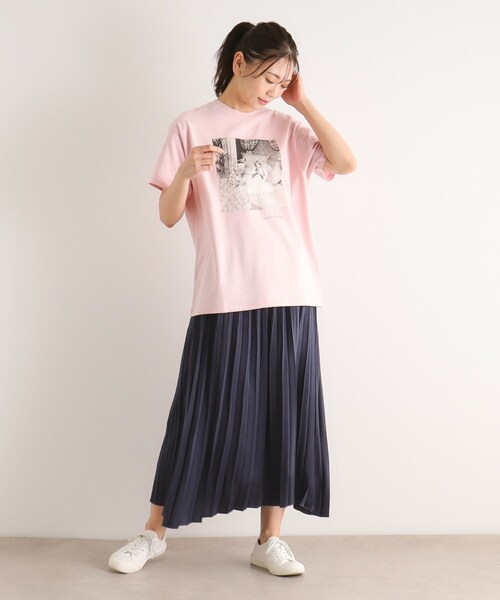 LAURA ASHLEY(ローラアシュレイ)の「【STORY掲載!/一部店舗限定カラーあり/大人気!日本製/Laura Ashley ヒストリーフォト】ガール フォトTシャツ(Tシャツ/カットソー・レディース・オフホワイト/グリーン系/ベビーピンク・38)」の16枚目の写真