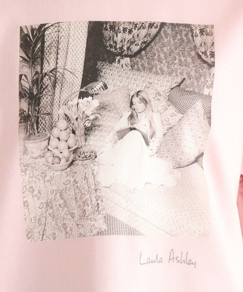 LAURA ASHLEY(ローラアシュレイ)の「【STORY掲載!/一部店舗限定カラーあり/大人気!日本製/Laura Ashley ヒストリーフォト】ガール フォトTシャツ(Tシャツ/カットソー・レディース・オフホワイト/グリーン系/ベビーピンク・38)」の18枚目の写真