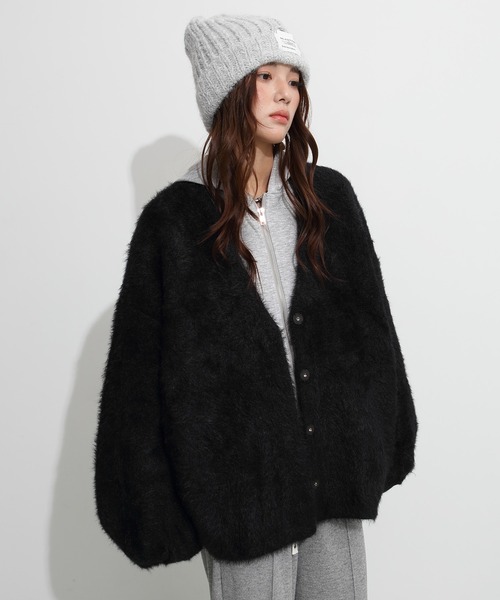 by LEGNA（バイレグナ）の「【シーズン最終値下げ】【選べる丈・タイプ】フェザーヤーンシャギーニットカーディガン（その他アウター・レディース・グレー系1/アイボリー系1/ベージュ/ブルー系1/カーキ系1/アイボリー/カーキ/チャコールグレー/ブルー/ベージュ系1/ブラック系/ブラック・ロング丈/レギュラー丈）」の3枚目の写真