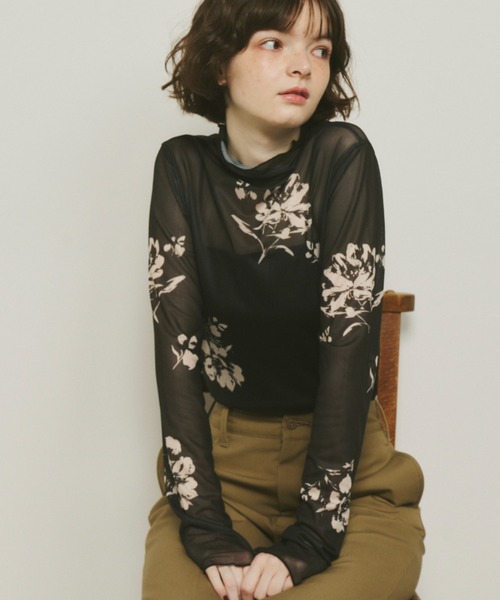 Unitage（ユニテージ）の「フラワープリントシアーハイネックトップス（Tシャツ/カットソー・レディース・ブラック/ベージュ・FREE）」の4枚目の写真