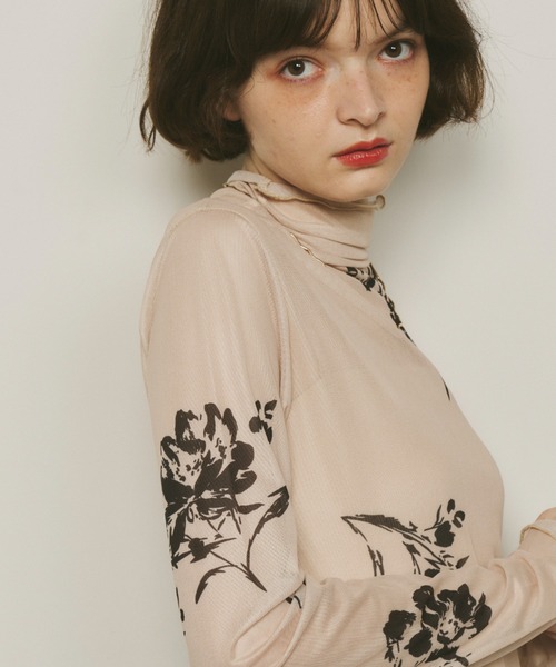 Unitage（ユニテージ）の「フラワープリントシアーハイネックトップス（Tシャツ/カットソー・レディース・ブラック/ベージュ・FREE）」の7枚目の写真