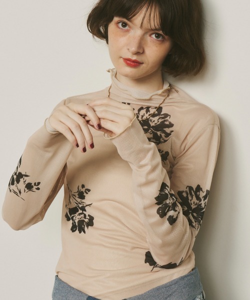 Unitage（ユニテージ）の「フラワープリントシアーハイネックトップス（Tシャツ/カットソー・レディース・ブラック/ベージュ・FREE）」の8枚目の写真