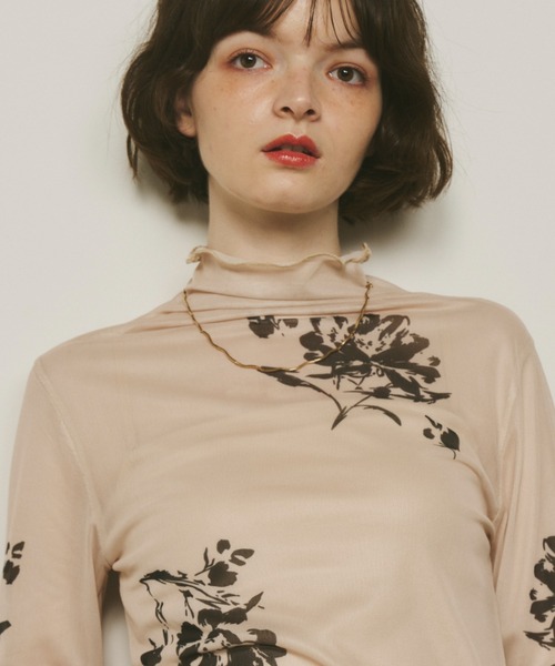 Unitage（ユニテージ）の「フラワープリントシアーハイネックトップス（Tシャツ/カットソー・レディース・ブラック/ベージュ・FREE）」の6枚目の写真
