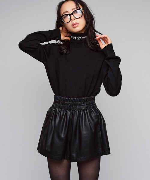 Narcissus（ナルシス）の「フェイクレザーショートパンツ（その他パンツ・レディース・ブラウン/ブラック・FREE）」の2枚目の写真