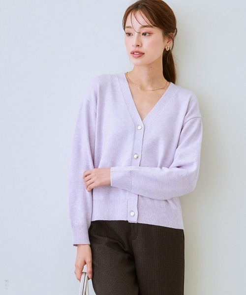 7days Life Styling(セブンデイズライフスタイリング)の「ゴールドボタンVネックニットカーディガン(カーディガン/ボレロ・レディース・アイボリー/ラベンダー/杢グレー/ブラック・M/L/LL/S/3L)」の4枚目の写真