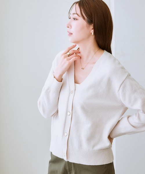 7days Life Styling(セブンデイズライフスタイリング)の「ゴールドボタンVネックニットカーディガン(カーディガン/ボレロ・レディース・アイボリー/ラベンダー/杢グレー/ブラック・M/L/LL/S/3L)」の11枚目の写真