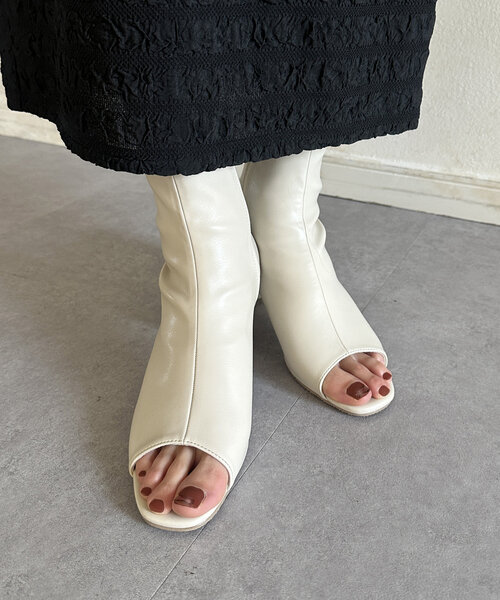 Thevon（ゼボン）の「オープントゥ合皮ヒールブーツ（ブーツ・レディース・ブラック/アイボリー・M/L）」の18枚目の写真