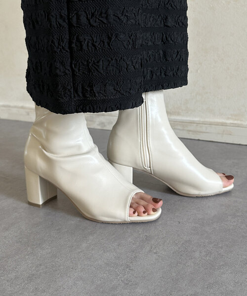 Thevon（ゼボン）の「オープントゥ合皮ヒールブーツ（ブーツ・レディース・ブラック/アイボリー・M/L）」の17枚目の写真