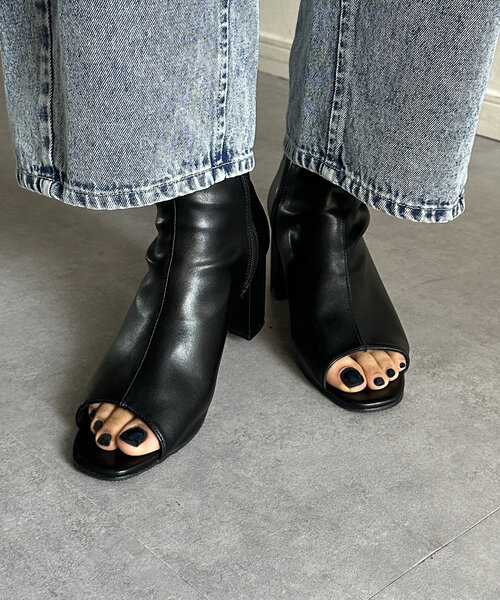 Thevon（ゼボン）の「オープントゥ合皮ヒールブーツ（ブーツ・レディース・ブラック/アイボリー・M/L）」の10枚目の写真