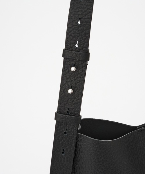 IACUCCI（イアクッチ）の「ルオータ ミディアムショルダー ALCE（ショルダーバッグ・レディース・キャメル/グレー/ブラック・FREE）」の8枚目の写真