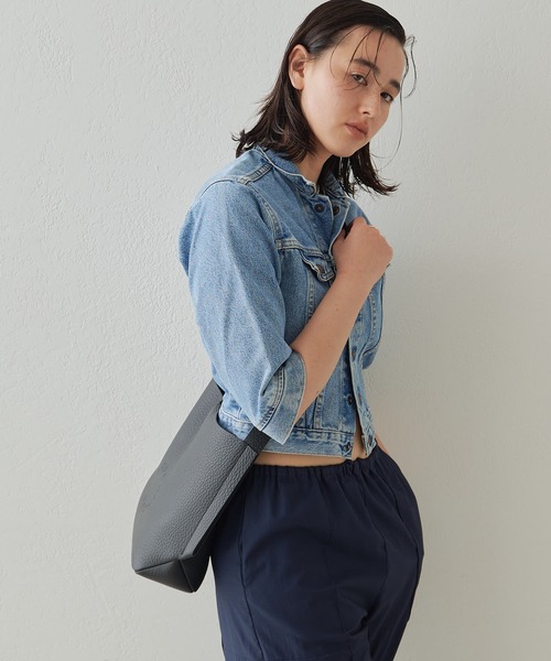 IACUCCI（イアクッチ）の「ルオータ ミディアムショルダー ALCE（ショルダーバッグ・レディース・キャメル/グレー/ブラック・FREE）」の14枚目の写真