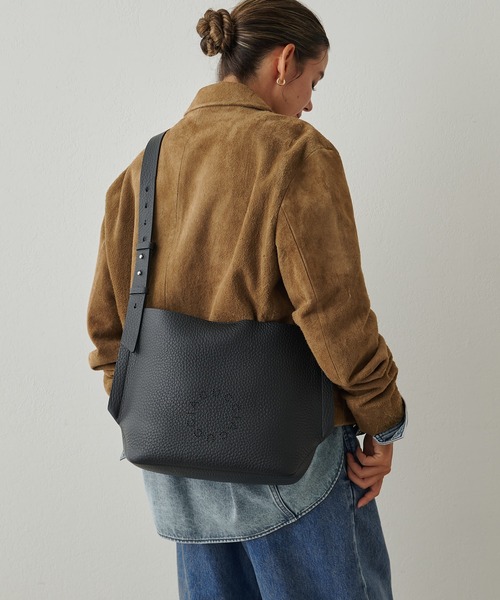 IACUCCI（イアクッチ）の「ルオータ ミディアムショルダー ALCE（ショルダーバッグ・レディース・キャメル/グレー/ブラック・FREE）」の17枚目の写真