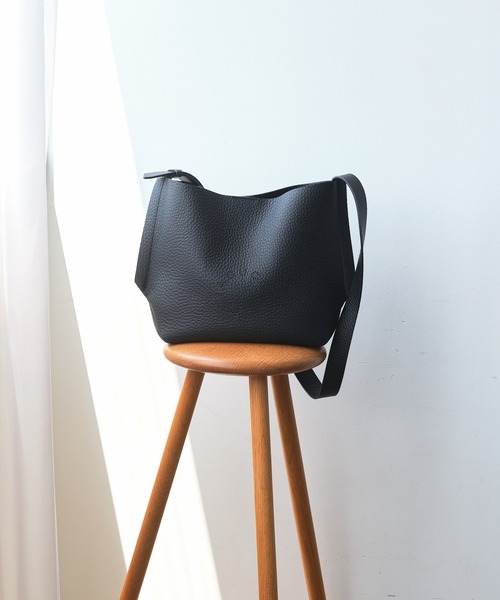 IACUCCI（イアクッチ）の「ルオータ ミディアムショルダー ALCE（ショルダーバッグ・レディース・キャメル/グレー/ブラック・FREE）」の4枚目の写真