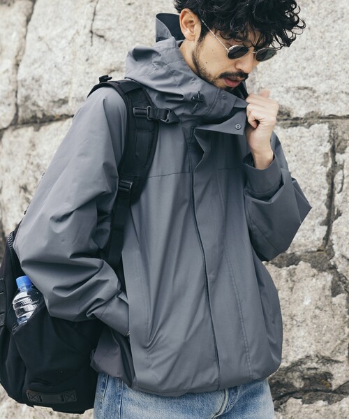 +phenix(プラスフェニックス)の「+phenix/プラスフェニックス SP GORE-TEX WINDSTOPPER HOODIE JACKET/別注 ゴアテックス ウインドストッパー フーディー ジャケット/マウンテンパーカー(ブルゾン・メンズ・チャコールグレー/ブラック/ブラック×グレー・SMALL/MEDIUM/LARGE)」の3枚目の写真