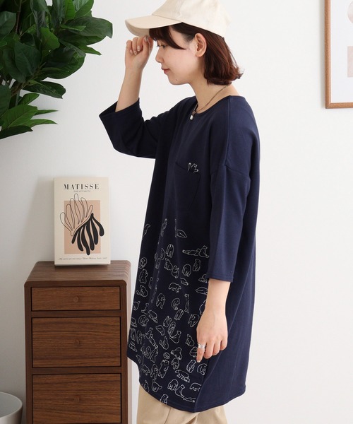 Quelle Chance(ケルシャンス)の「くまうじゃうじゃプリントチュニック(Tシャツ/カットソー・レディース・スモークピンク/ベージュ/ネイビー・M)」の5枚目の写真