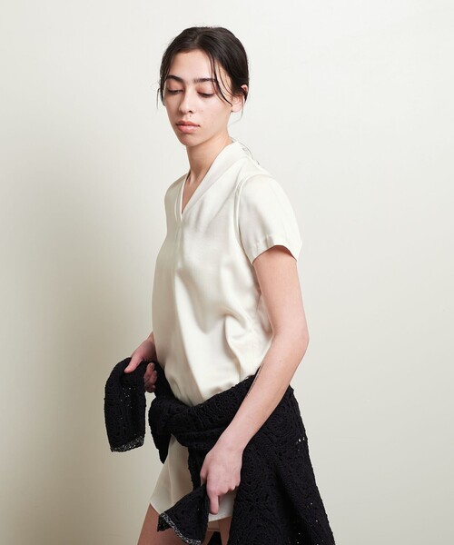 ATTISESSION（アティセッション）の「＜ATTISESSION＞サテン Vネック プルオーバー トップス（シャツ/ブラウス・レディース・ブラック/オフホワイト・FREE）」の3枚目の写真