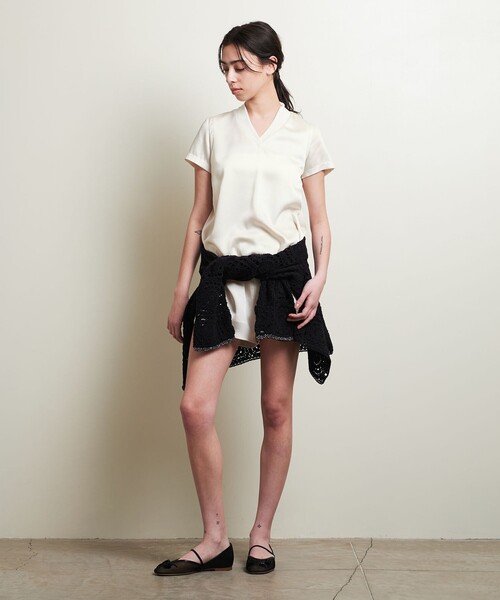 ATTISESSION（アティセッション）の「＜ATTISESSION＞サテン Vネック プルオーバー トップス（シャツ/ブラウス・レディース・ブラック/オフホワイト・FREE）」の4枚目の写真