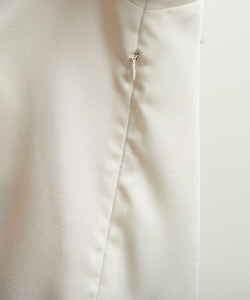 ATTISESSION（アティセッション）の「＜ATTISESSION＞サテン Vネック プルオーバー トップス（シャツ/ブラウス・レディース・ブラック/オフホワイト・FREE）」の13枚目の写真