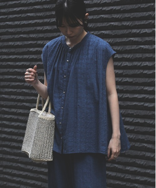 Right-on(ライトオン)の「Other(ソノタ)【レディース】「インド刺繍」ノースリーブシャツ(その他トップス・レディース・ブルー/ダークグレー・M/L)」の1枚目の写真