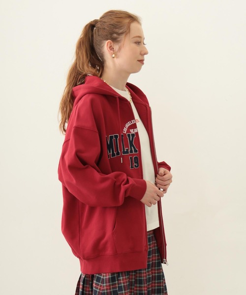 ミルクフェド　ジップパーカー　赤 MILKFED.（ミルクフェド）の「COLLEGE PATCH ZIP UP HOODIE（パーカー