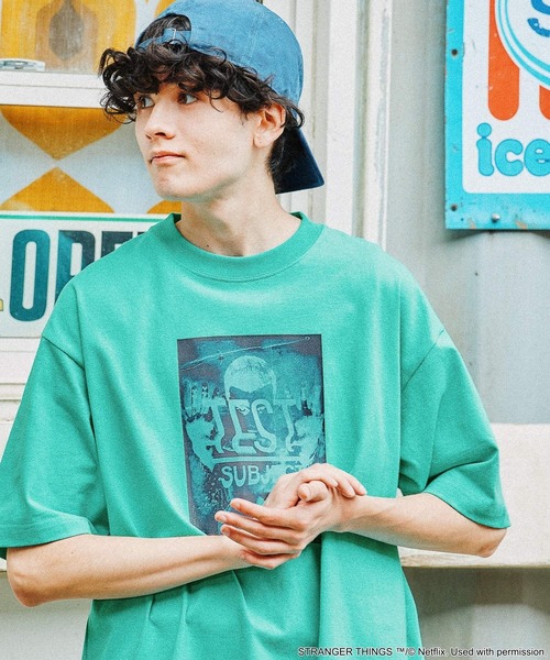 nikoand☆ STRANGERTHIGS 未知の世界 コラボシャツ STRANGER THINGS】コラボ ポスター風プリントTシャツ（Tシャツ