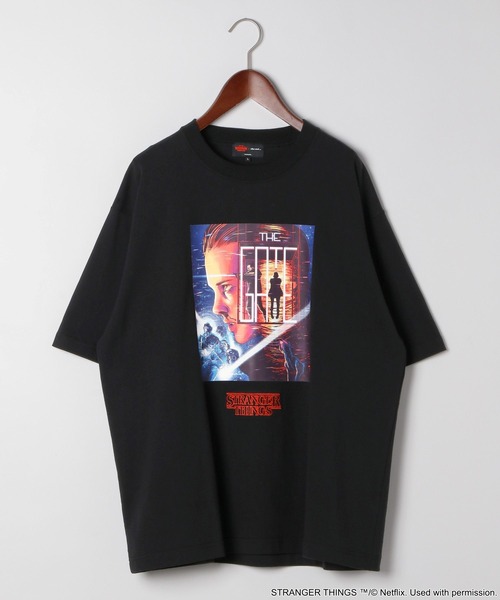 nikoand☆ STRANGERTHIGS 未知の世界 コラボシャツ STRANGER THINGS】コラボ ポスター風プリントTシャツ（Tシャツ