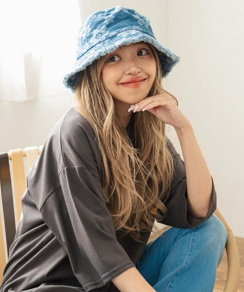 anap mimpi（アナップミンピ）の「フラワー柄 デニム フリンジ バケット ハット（ハット・レディース・インディゴブルー/ライトブルー・FREE）」の10枚目の写真