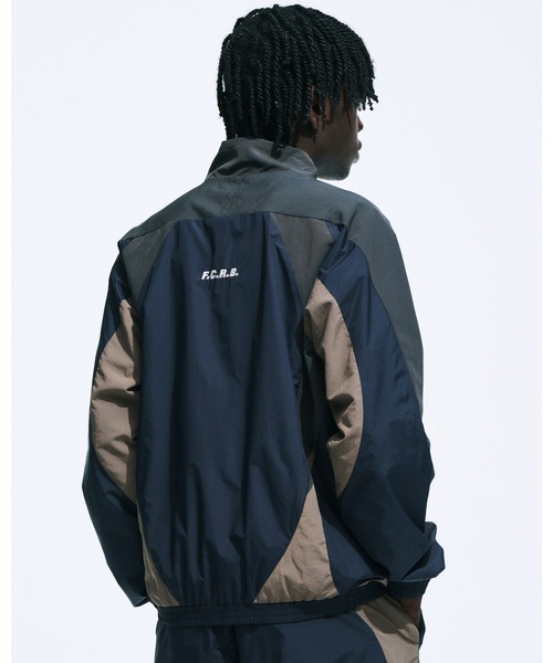 F.C.Real Bristol(エフシーレアルブリストル)の「WARM-UP JACKET(ブルゾン・メンズ・オフホワイト/セージグリーン/ブラック・X-LARGE/LARGE/MEDIUM/SMALL/XX-LARGE)」の4枚目の写真
