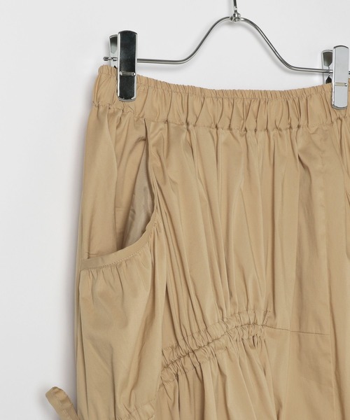 BAYFLOW（ベイフロー）の「[撥水機能素材]ランダムギャザーフレアスカート（スカート・レディース・キャメル/ブラック・FREE）」の5枚目の写真