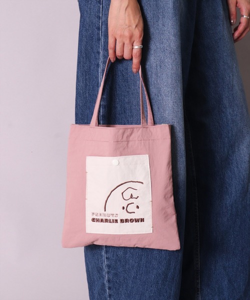 PEANUTS（ピーナッツ）の「(ACT)【PEANUTS】フェイス 刺繍 ナイロン ミニ トートバッグ（トートバッグ・レディース・チャコールグレー/ライトベージュ/スモークピンク/イエロー/ブルー・ONE SIZE）」の5枚目の写真