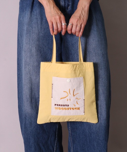 PEANUTS（ピーナッツ）の「(ACT)【PEANUTS】フェイス 刺繍 ナイロン ミニ トートバッグ（トートバッグ・レディース・チャコールグレー/ライトベージュ/スモークピンク/イエロー/ブルー・ONE SIZE）」の4枚目の写真