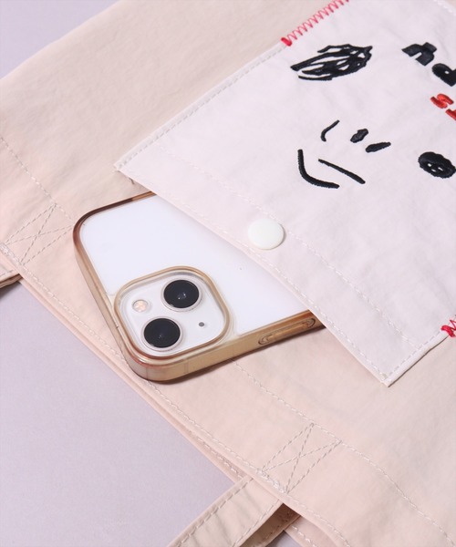 PEANUTS（ピーナッツ）の「(ACT)【PEANUTS】フェイス 刺繍 ナイロン ミニ トートバッグ（トートバッグ・レディース・チャコールグレー/ライトベージュ/スモークピンク/イエロー/ブルー・ONE SIZE）」の22枚目の写真