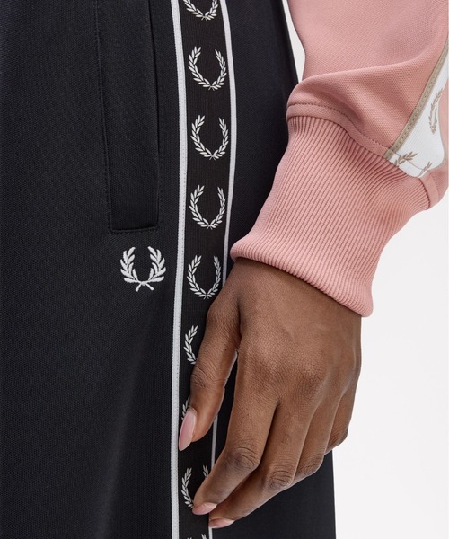 FRED PERRY（フレッドペリー）の「Taped Track Pants／フレッドペリートラックパンツ（その他パンツ・レディース・ブラック・8/10）」の4枚目の写真