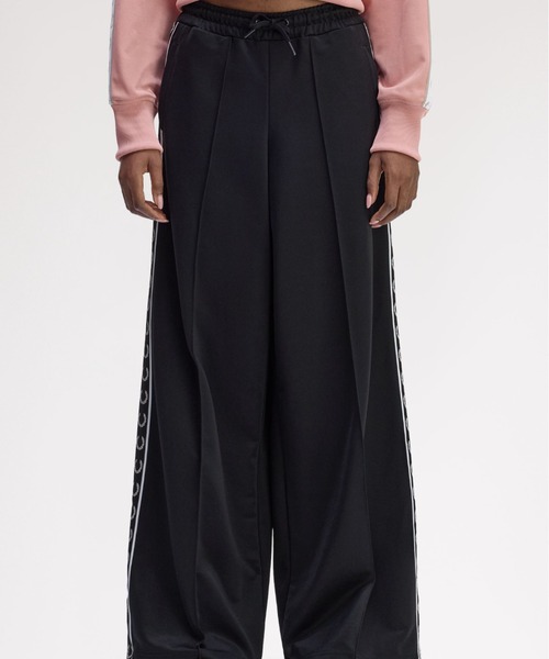 FRED PERRY（フレッドペリー）の「Taped Track Pants／フレッドペリートラックパンツ（その他パンツ・レディース・ブラック・8/10）」の5枚目の写真