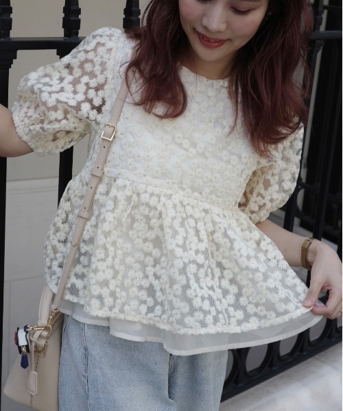 JUMELLE(ジュメロ)の「フラワー刺繍ペプラムトップス(Tシャツ/カットソー・レディース・ベージュ・FREE)」の1枚目の写真