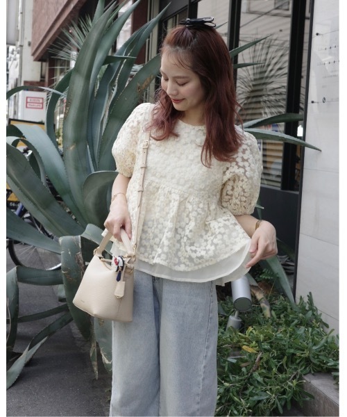 JUMELLE(ジュメロ)の「フラワー刺繍ペプラムトップス(Tシャツ/カットソー・レディース・ベージュ・FREE)」の2枚目の写真
