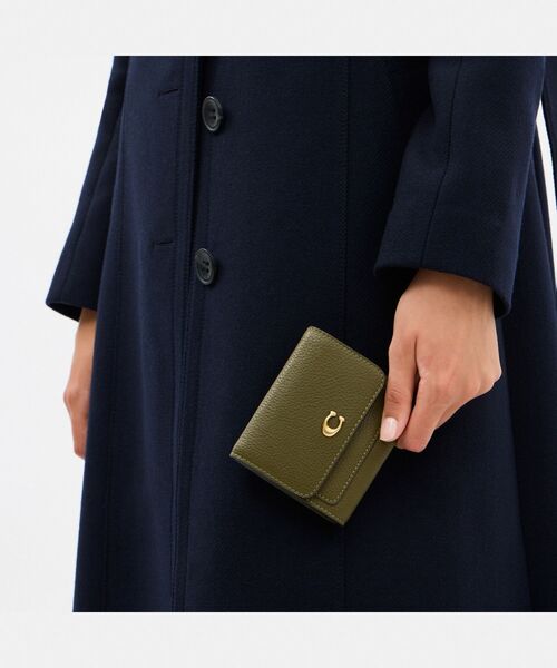 COACH（コーチ）の「ミラ スモール フラップ ウォレット（財布・レディース・グリーン系その他・ONE）」の5枚目の写真