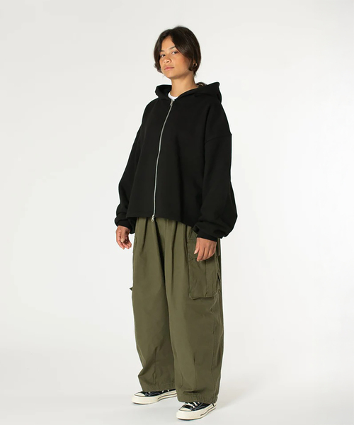 WISM（ウィズム）の「Estudio Niksen / エストゥディオ・ニクセン Boxy Zip-up Hoodie（パーカー・メンズ・ライトグレー/ブラック・1/2）」の4枚目の写真