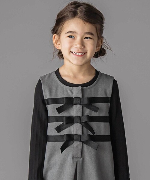 BeBe Petits Pois Vert(ベベプチポワヴェール)の「3段リボンAラインジャンパースカート(ワンピース・キッズ・グレー/ブラック・130cm/110cm/120cm/100cm/140cm/150cm)」の4枚目の写真