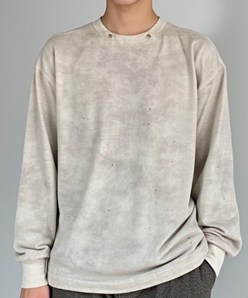 BENUSTA(ベヌスタ)の「A'GEM/9 × .kom 『BENUSTA /ベヌスタ』Metal Detail Rhinestone Long Sleeve Tee /メタルパーツラインストーンロングスリーブカットソー(Tシャツ/カットソー・メンズ・ベージュ/ブラック・L/XL)」の2枚目の写真