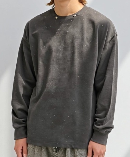 BENUSTA(ベヌスタ)の「A'GEM/9 × .kom 『BENUSTA /ベヌスタ』Metal Detail Rhinestone Long Sleeve Tee /メタルパーツラインストーンロングスリーブカットソー(Tシャツ/カットソー・メンズ・ベージュ/ブラック・L/XL)」の1枚目の写真