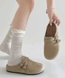 Vipoa（ヴィポア）の「Belted suede clog shoes（スリッポン）」
