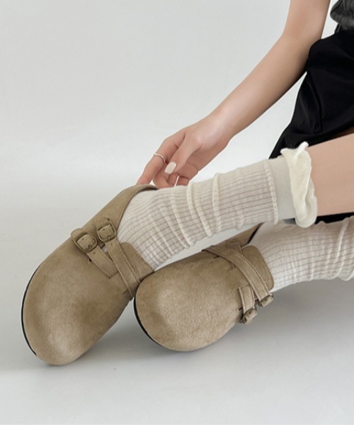 Vipoa（ヴィポア）の「Belted suede clog shoes（スリッポン・レディース・ベージュ/イエロー系その他/ピンク・LARGE/MEDIUM/SMALL）」の2枚目の写真