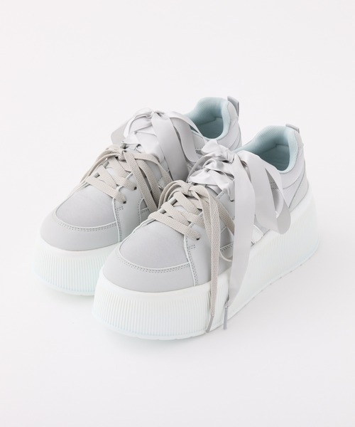 one after another NICE CLAUP（ワンアフターアナザーナイスクラップ）の「サテンリボンカスタムスニーカー（スニーカー・レディース・サックスブルー/ピンク・S/M/L）」の2枚目の写真